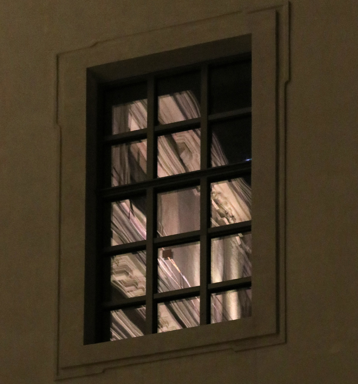 Grand Hôtel-Dieu, reflet dans une fenêtre dans une cour intérieure, Lyon, France