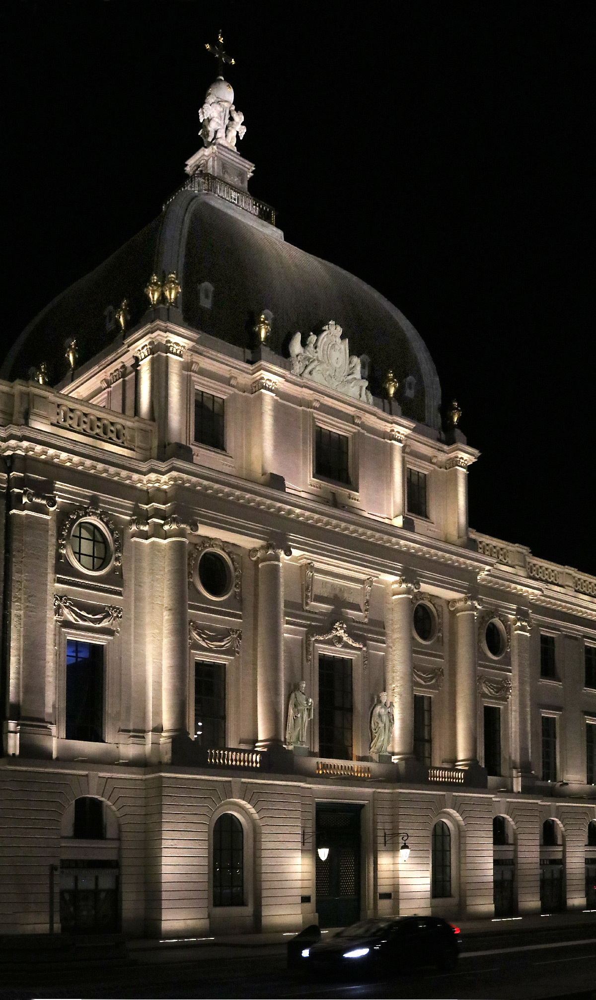 Grand Hôtel-Dieu, mise en lumière, corps central de la façade et dôme, quai Courmont, Lyon, France