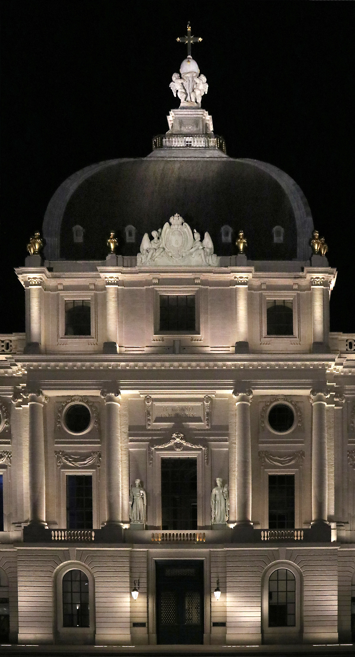 Grand Hôtel-Dieu, mise en lumière, corps central de la façade et dôme, quai Courmont, Lyon, France