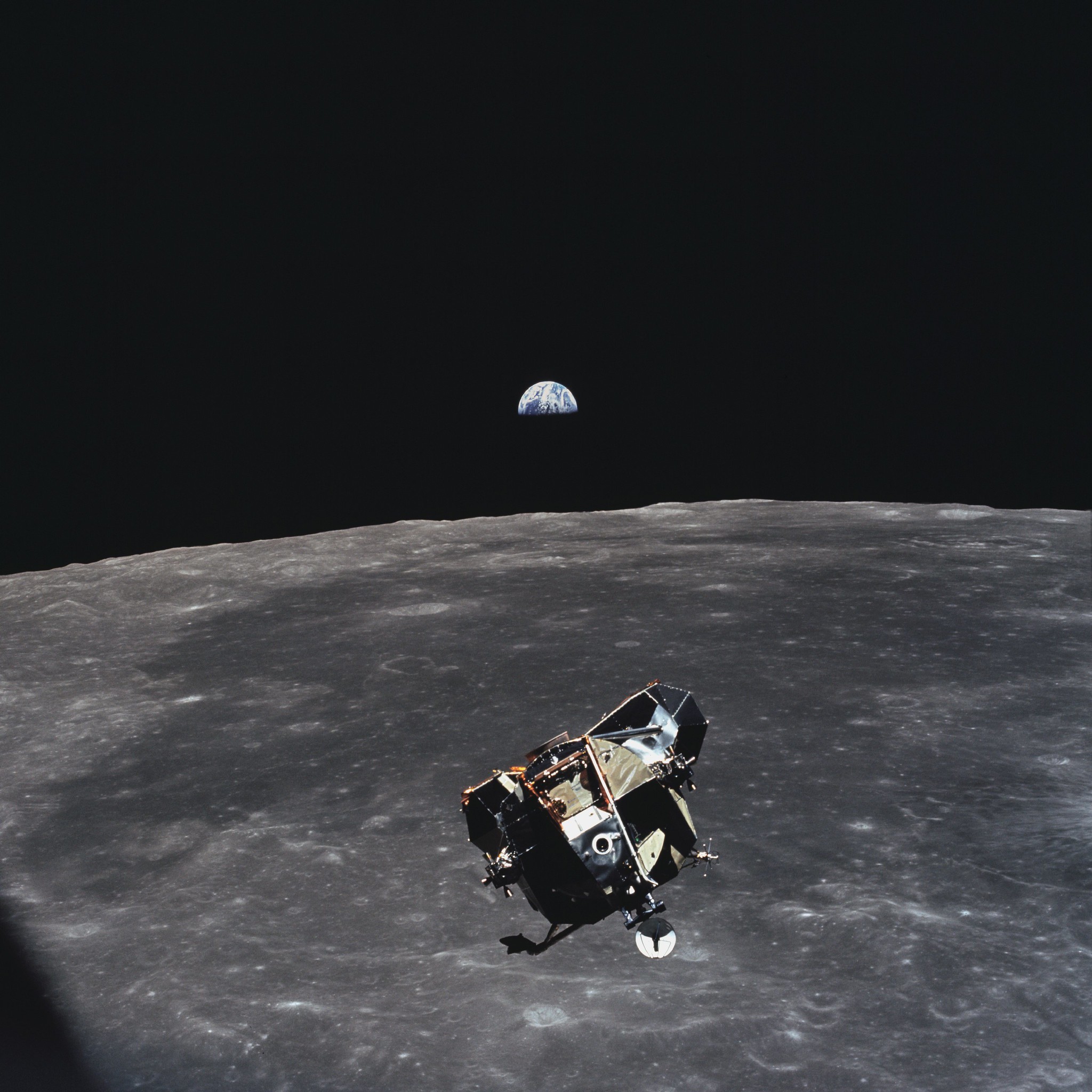 Module lunaire (LM) Apollo 11, rendez-vous en orbite lunaire, phase ascendante, Armstrong et Aldrin a bord, depuis CSM, Lune © NASA - as11-44-6642-21 Juillet 1969