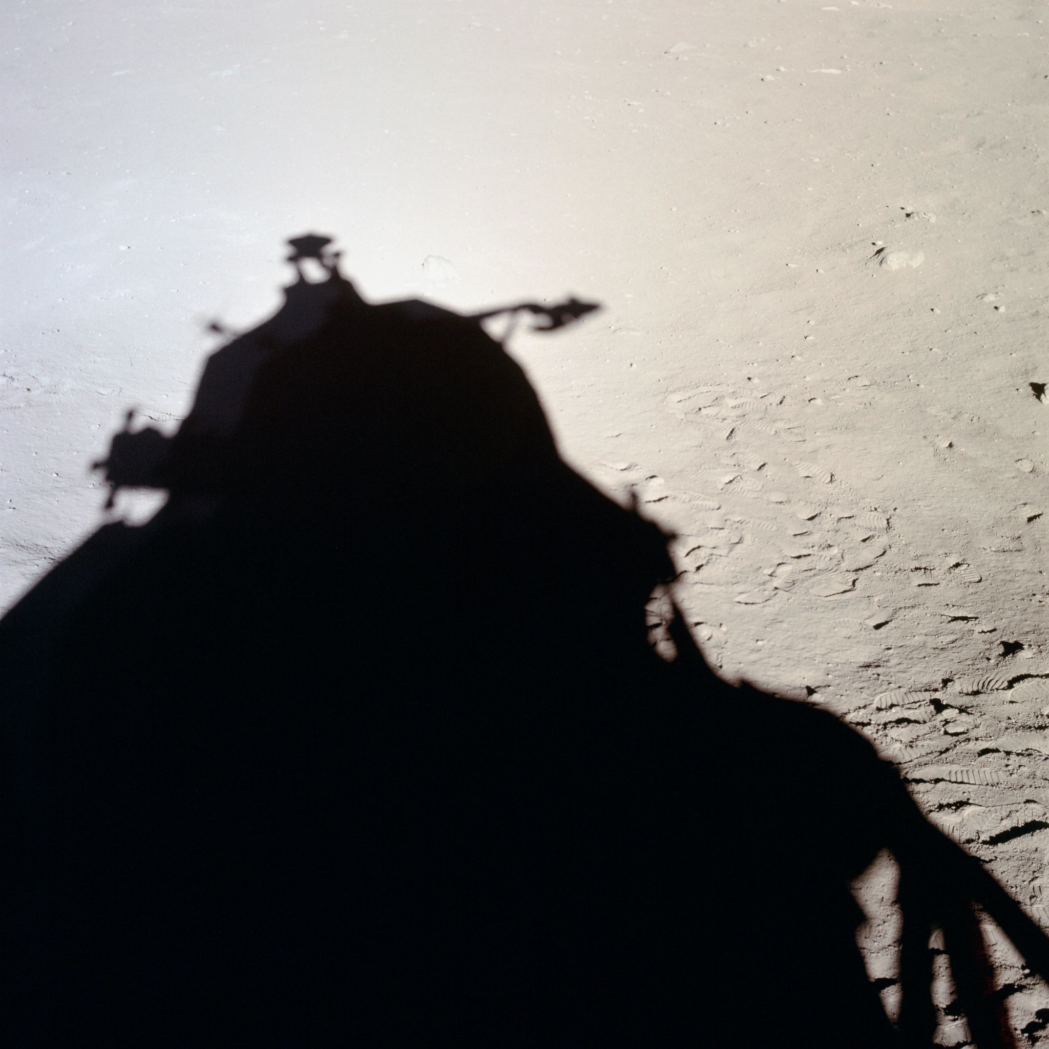 Ombre portée du module lunaire (LM) de Apollo 11 silhouette sur la surface lunaire, prise de vue interieure du LM, lumière solaire © NASA - as11-37-5475 - 20 Juillet 1969