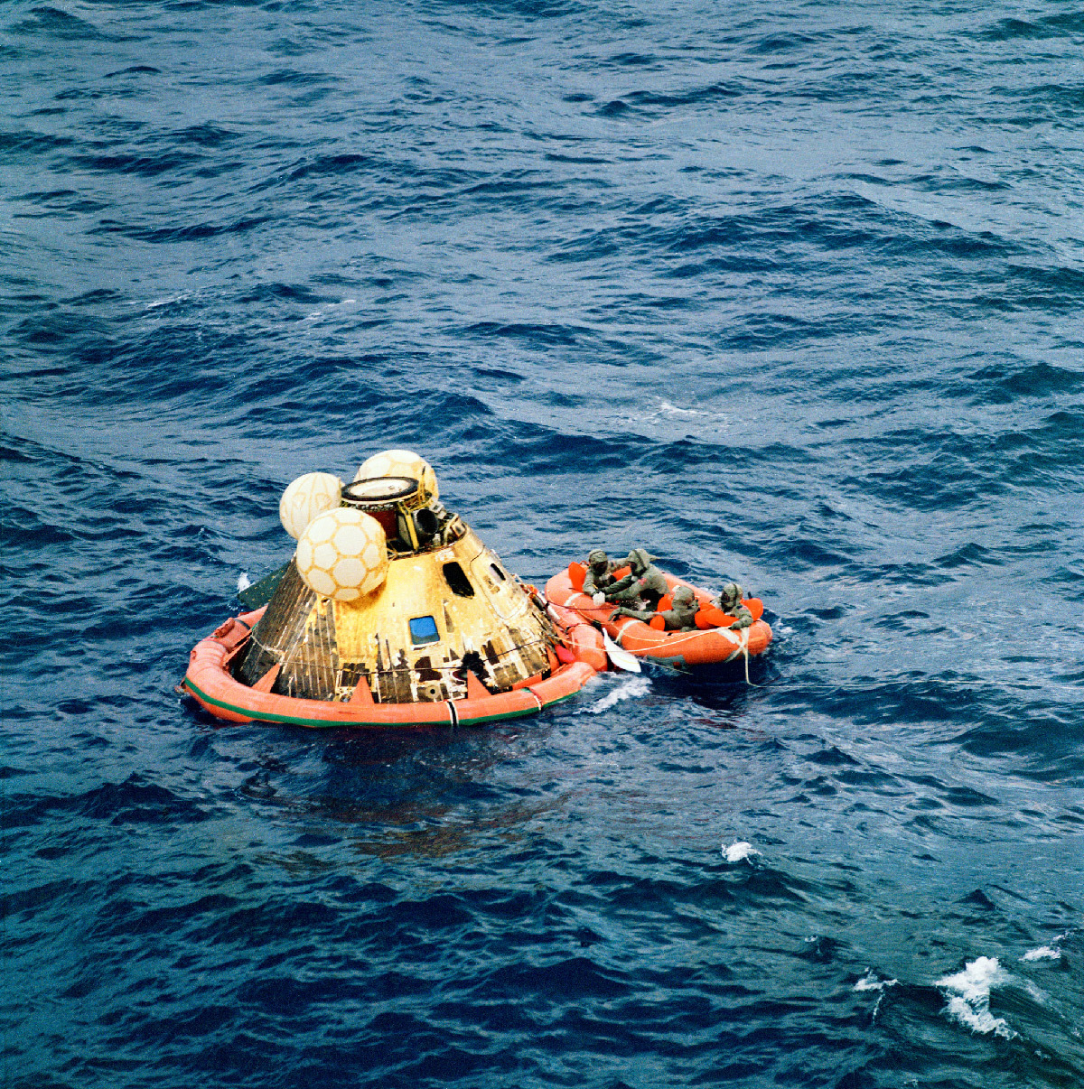 Retour sur Terre de équipe Apollo 11, mission atterrissage lunaire, sur océan en attente de hélicoptère © NASA - s69-21698 - 24 Juillet 1969