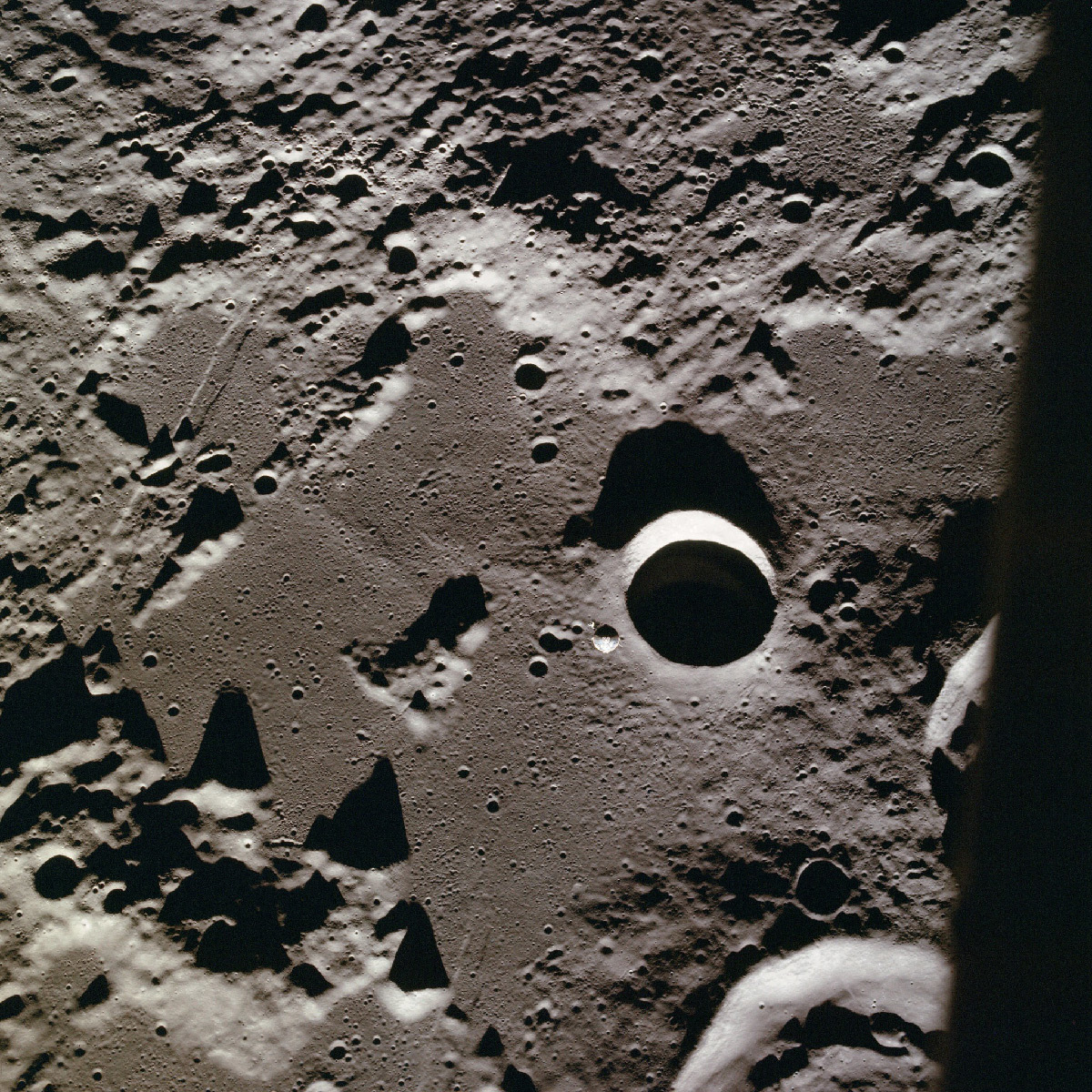 Surface de la Lune du module de commande et service (CSM) de Apollo 11 (petit point a trois-quart du cratere central) astronaute Michael Collins © NASA - s11-37-5448 - Juillet 1969