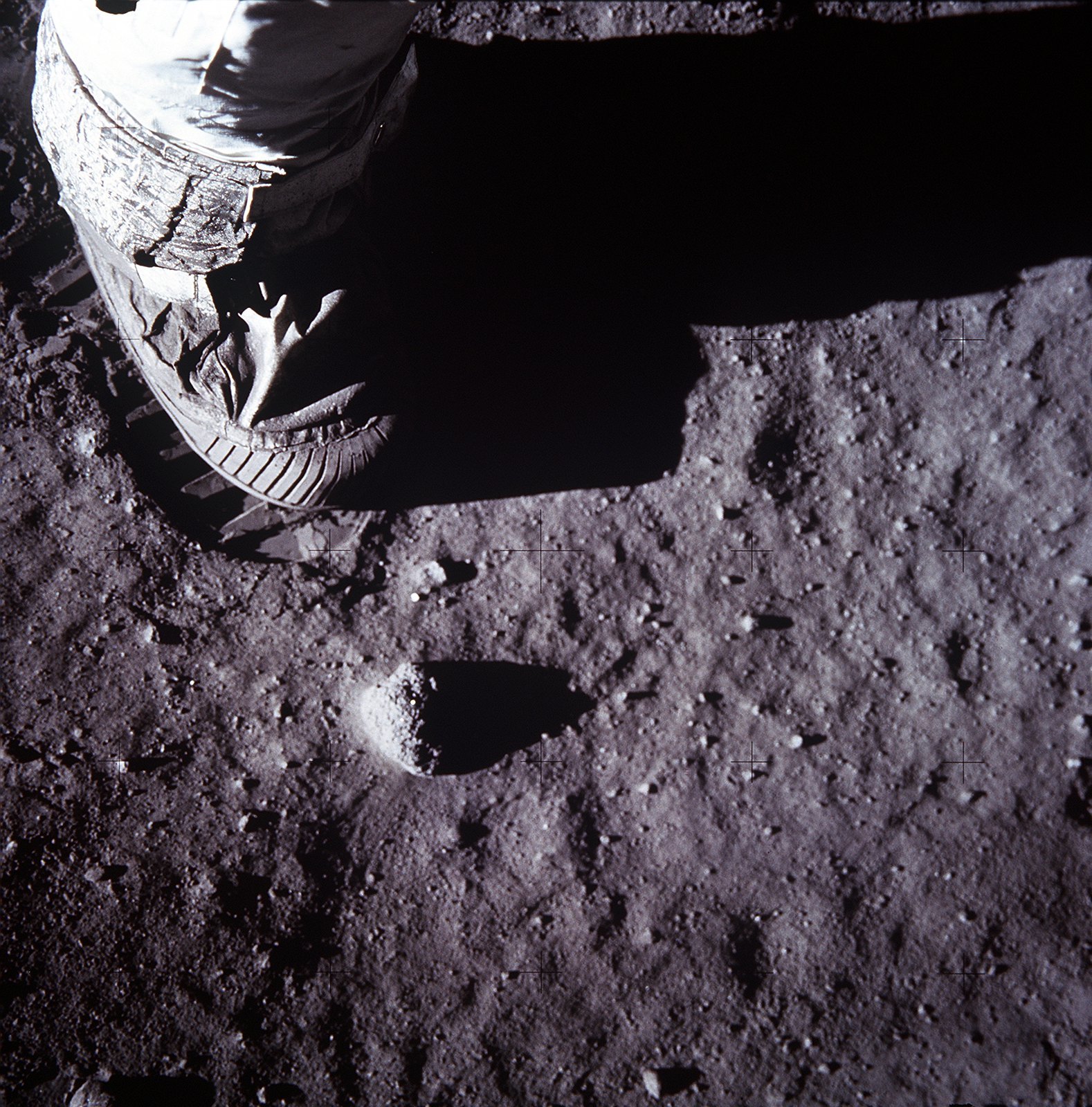 Vue du pied de la botte d'un astronaute sur le sol de Lune, mission Apollo 11, lumiere rasante du Soleil sur la Lune © NASA - as11-40-5880 - 20 Juillet 1969