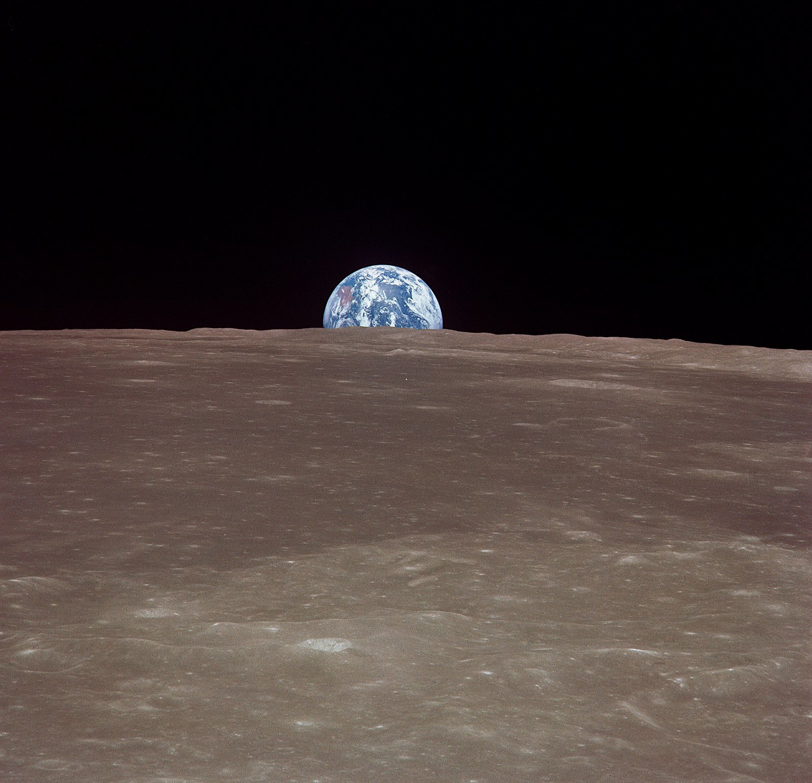 Vue du vaisseau Apollo 11, Terre se levant sur horizon de la Lune - Surface lunaire de image est proche de la Mer de Smyth, Lune © NASA - as11-44-6548 - 16-24 Juillet 1969