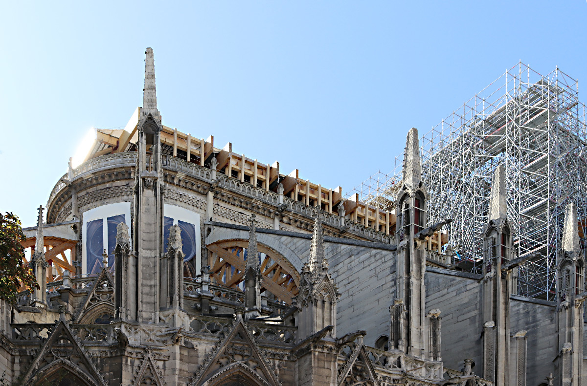 Cathédrale Notre-Dame de Paris, cœur sans toiture, arc-boutant avec contreventement poutre en bois - Septembre 2019 © Vincent Laganier