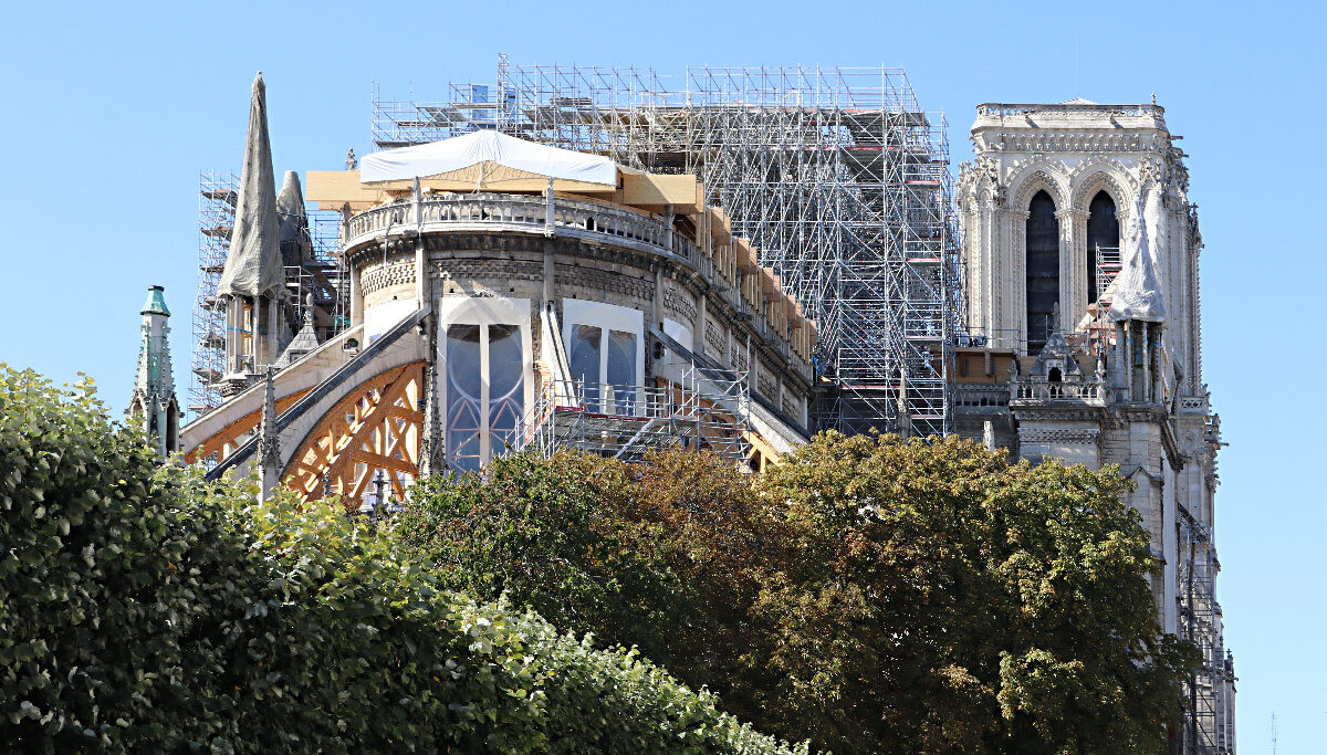 Cathédrale Notre-Dame de Paris, cœur sans toiture, façade est, arc-boutant avec contreventement poutre en bois - Septembre 2019 © Vincent Laganier