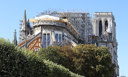 Cathédrale Notre-Dame de Paris, cœur sans toiture, façade est, arc-boutant avec contreventement poutre en bois - Septembre 2019 © Vincent Laganier