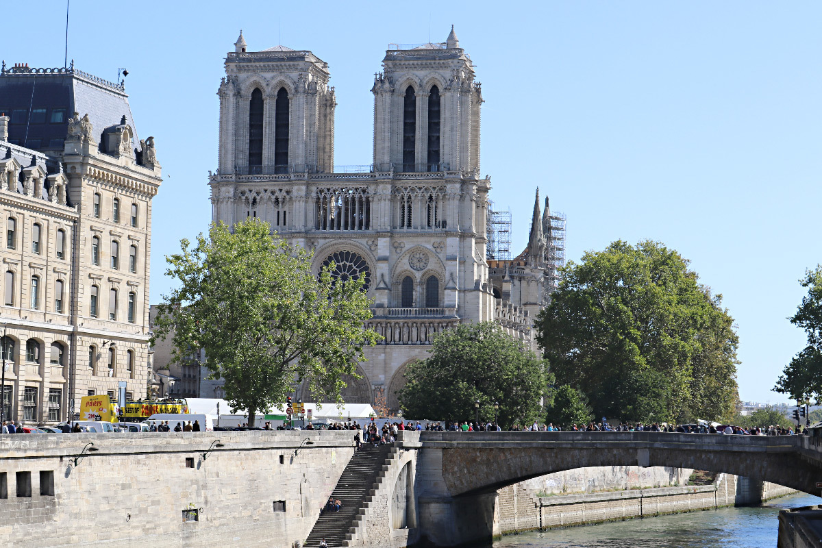 Cathédrale Notre-Dame de Paris, façade ouest, vue extérieure - Septembre 2019 © Vincent Laganier
