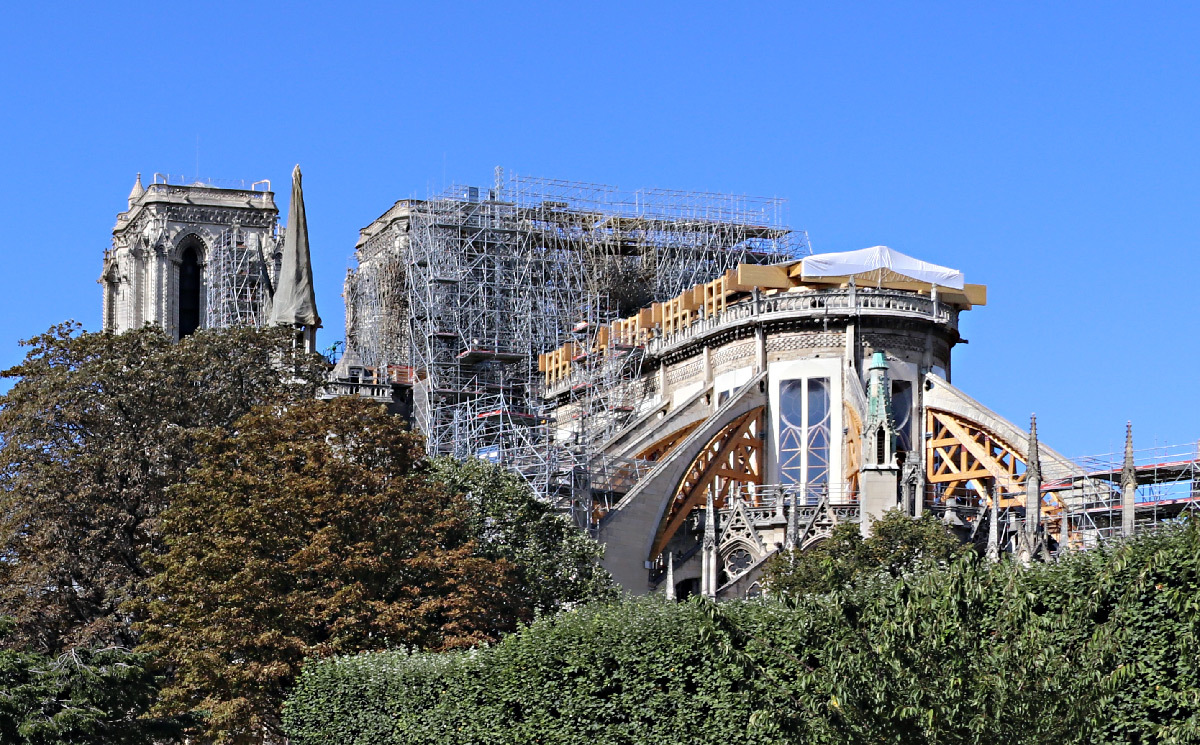 Cathédrale Notre-Dame de Paris, façade sud-est sans toiture, arc-boutant avec contreventement poutre en bois - Septembre 2019 © Vincent Laganier