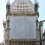 Cathédrale Notre-Dame de Paris, pignon nord du transept, rosace avec bâche et vitraux, vue extérieure - Septembre 2019 © Vincent Laganier