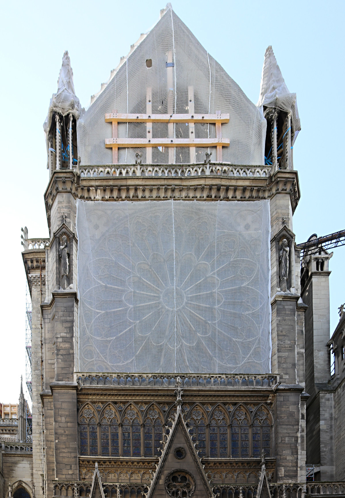 Cathédrale Notre-Dame de Paris, pignon nord du transept, rosace avec bâche et vitraux, vue extérieure - Septembre 2019 © Vincent Laganier