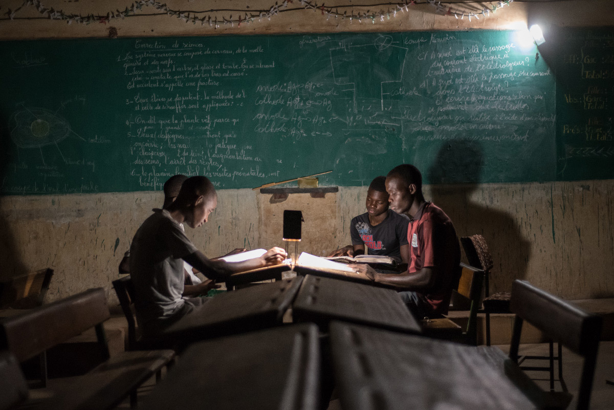 Lampe solaire Kalo 1500 et enfants en train de lire le soir - Fabricant Lagazel © Nicolas Réméné