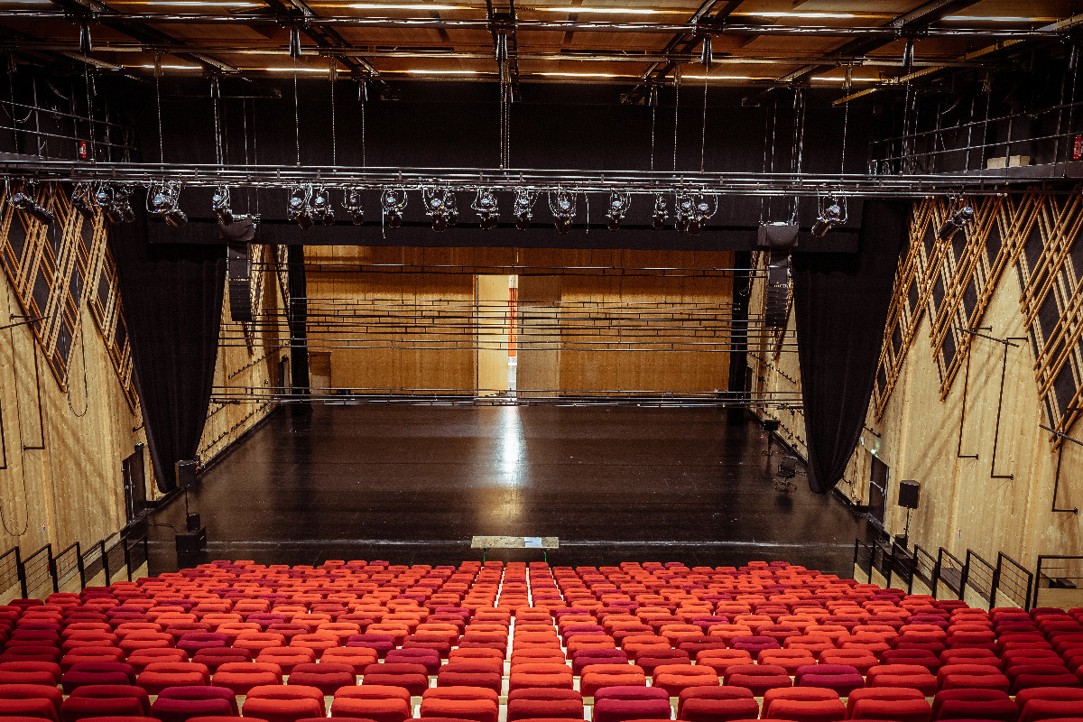 Salle de spectacle du théâtre Jean-Claude Carrière, Domaine d'O, Montpellier - avec projecteurs en éclairage LED © Jonathan Grimaux