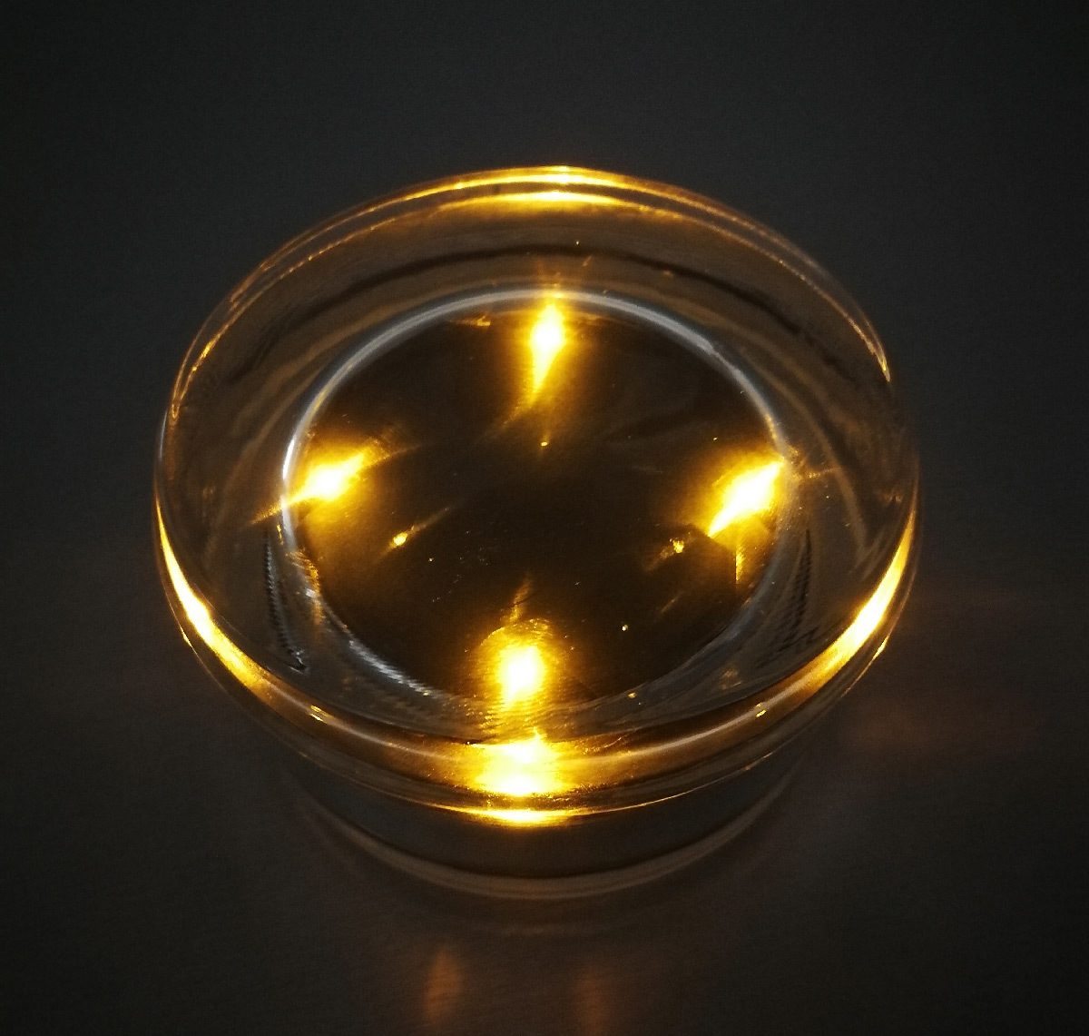 Vue de nuit du plot Cristal LED ambre - balisage solaire © Nowatt Lighting