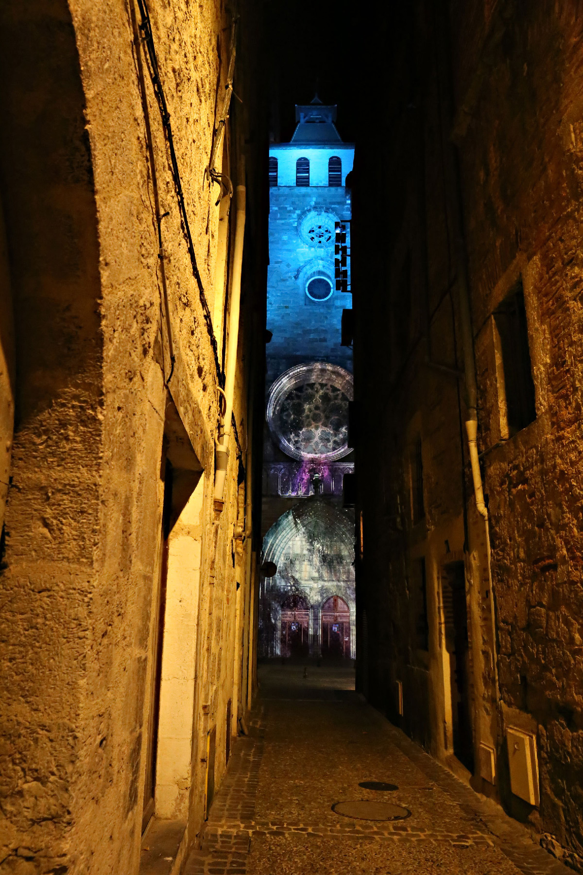 Vidéoprojection sur la façade de la cathédrale de Cahors, Lot, France - Conception lumière et photo © Quartiers Lumières
