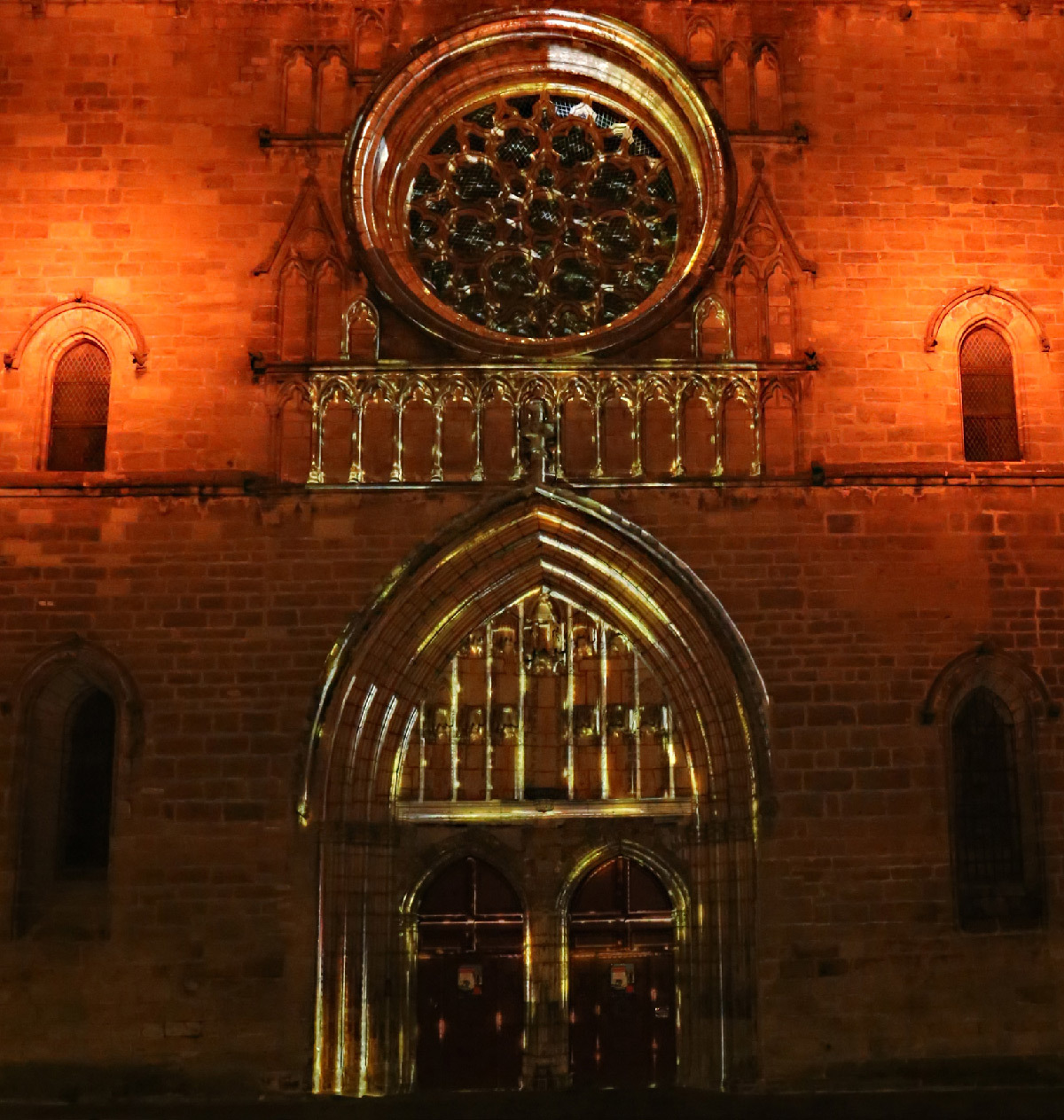 Vidéoprojection sur la façade de la cathédrale de Cahors, Lot, France - Conception lumière et photo © Quartiers Lumières