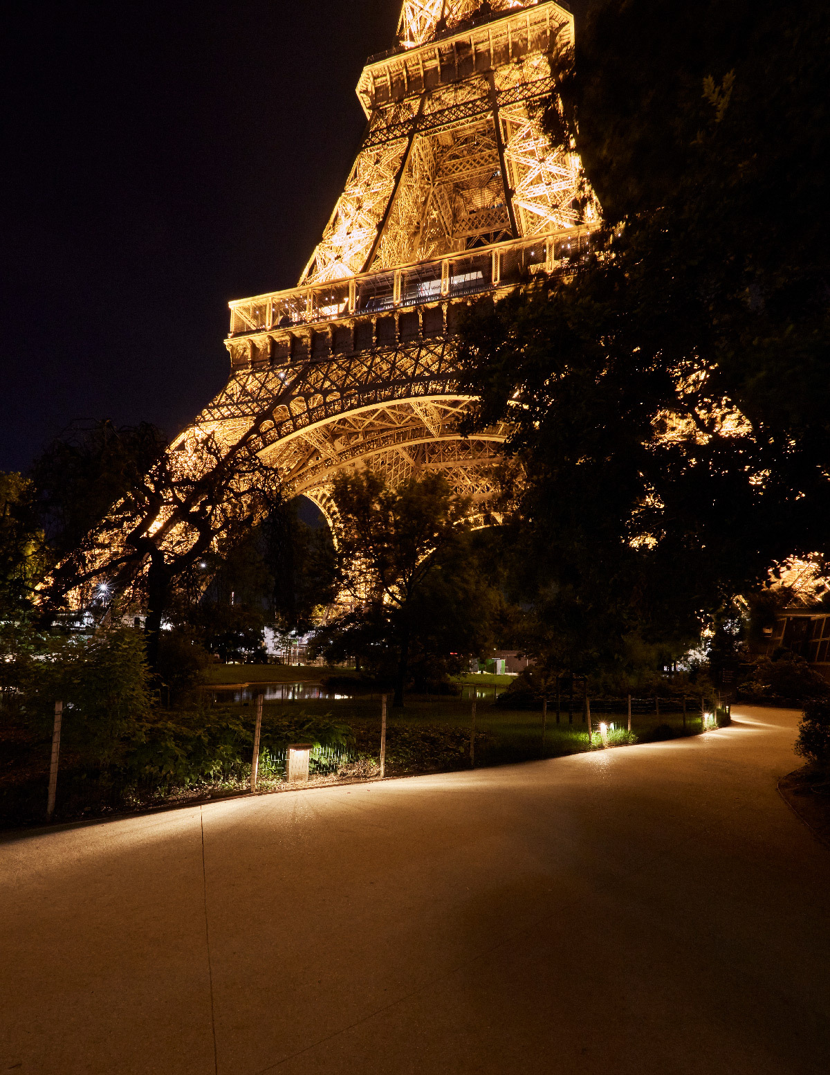 Sécurisation des abords de la Tour Eiffel, Paris - Concepteur lumière : Vincent Thiesson, Agence ON © Julien Falsimagne - Tour Eiffel : SNTE, Pierre Bideau