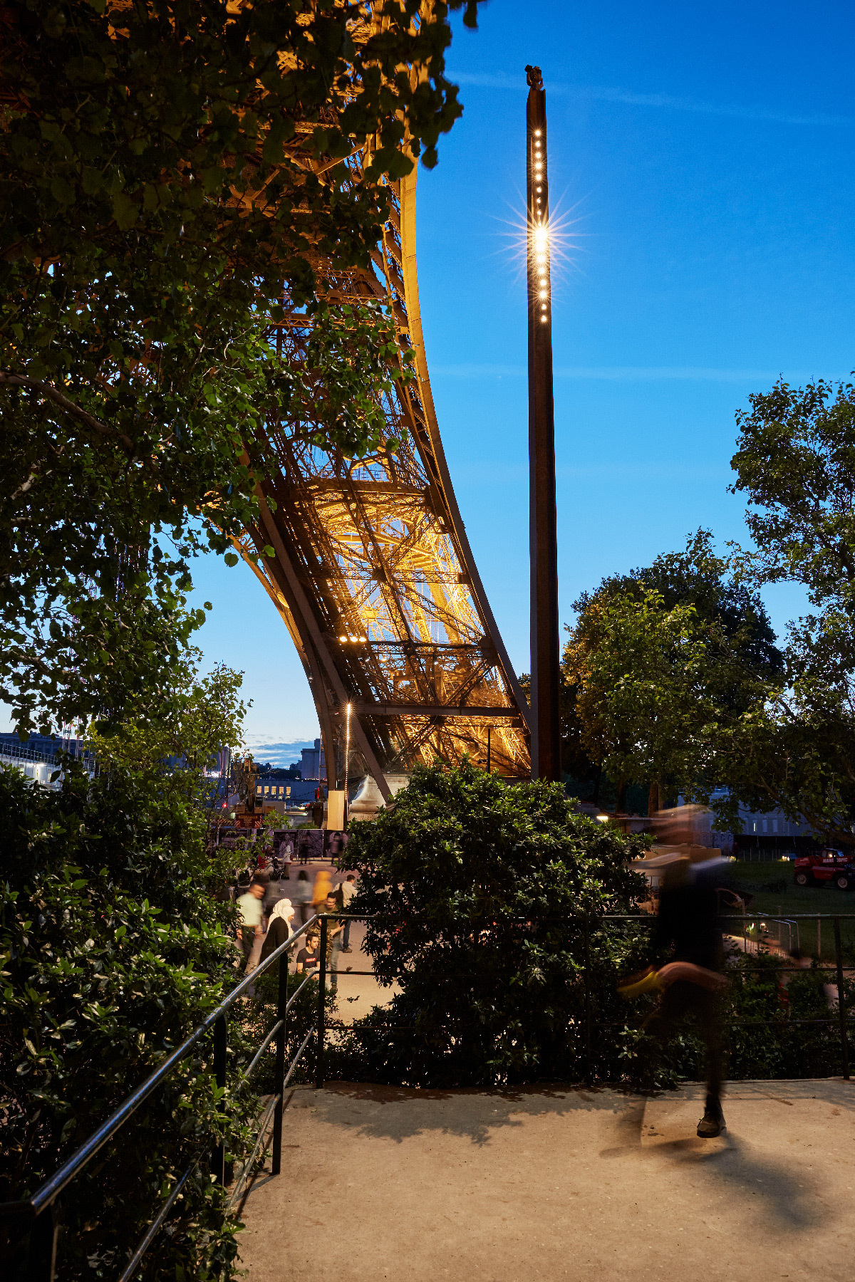Sécurisation des abords de la Tour Eiffel, Paris - Concepteur lumière : Vincent Thiesson, Agence ON © Julien Falsimagne - Tour Eiffel : SNTE, Pierre Bideau