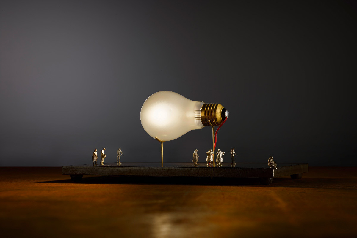 I Ricchi Poveri - Monument for a Bulb, 2014 - Luminaire à poser - Designer : Ingo Maurer © Ingo Maurer GmbH, Munich