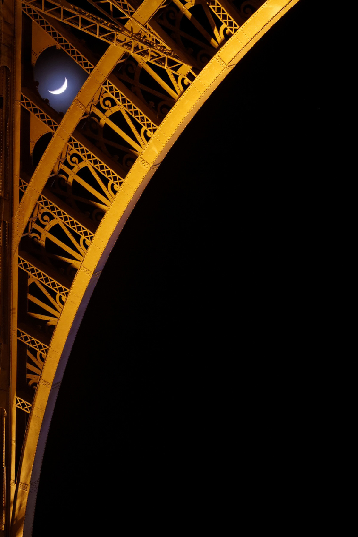 Tour Eiffel et la Lune © photo: Bertrand Kulik - Eclairagiste : Pierre Bideau - SNTE