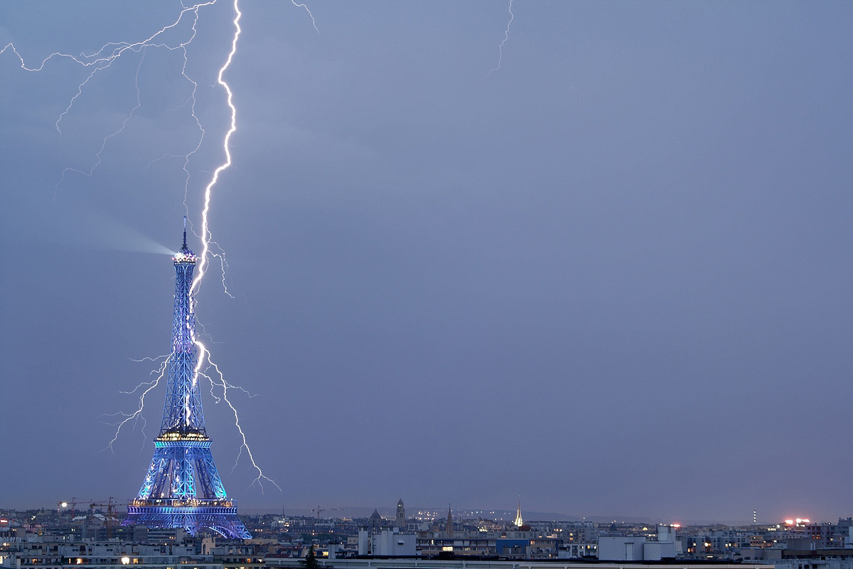 Tour Eiffel transpercée par un éclair, Paris - Entre Ciel et Terre, exposition, Galerie Orenda, Paris © Bertrand Kulik