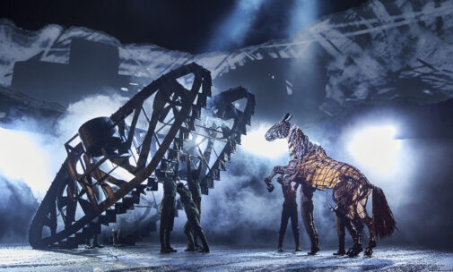 War Horse 2019, Rianna Ash, Alex Hooper, Mark Matthews - Handspring Puppet Company - création lumière : Paule Constable © Brinkhoff et Mogenburg