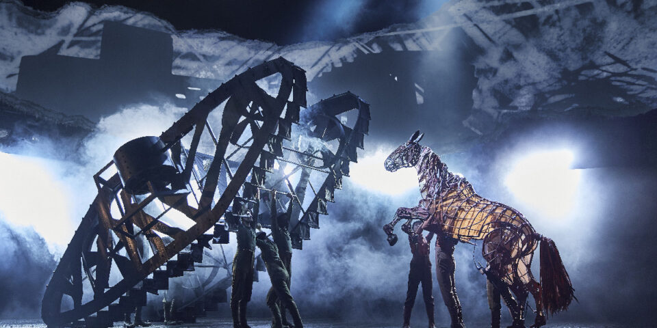 War Horse 2019, Rianna Ash, Alex Hooper, Mark Matthews - Handspring Puppet Company - création lumière : Paule Constable © Brinkhoff et Mogenburg