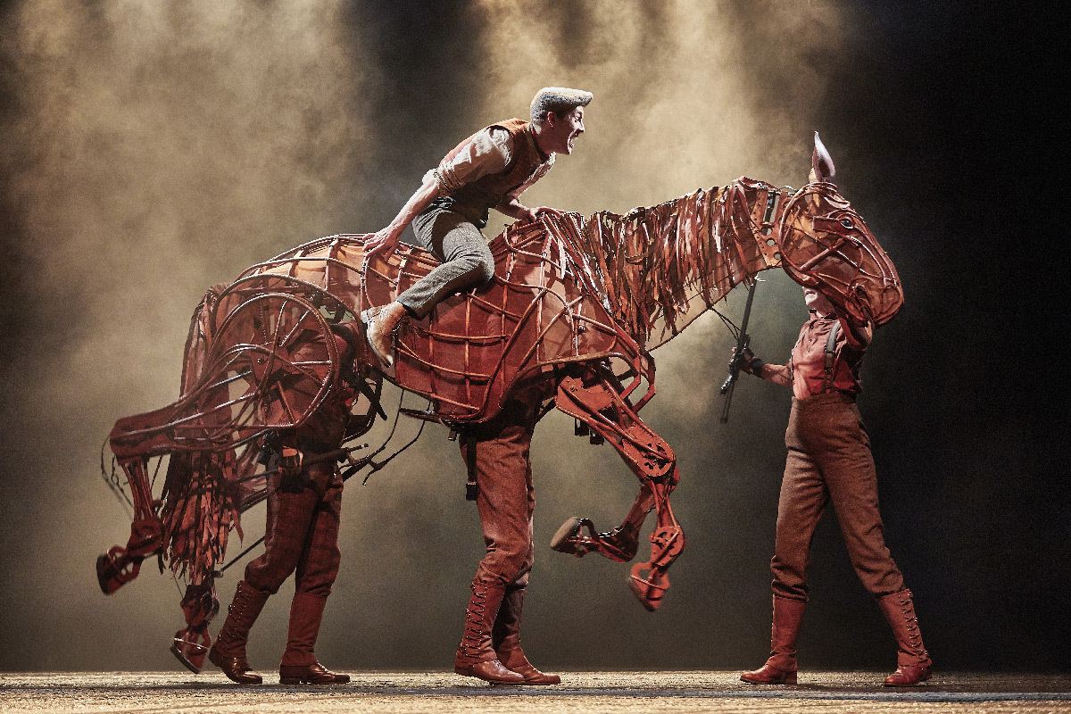War Horse 2019, Scott Miller, Rianna Ash, Alex Hooper, Mark Matthews - Handspring Puppet Company - création lumière : Paule Constable © Brinkhoff et Mogenburg