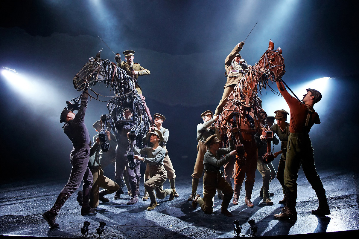 War Horse au New London Theatre, Grande Bretagne - Handspring Puppet Company - création lumière : Paule Constable © Brinkhoff Mogenburg