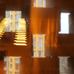 Reflet et transparence de l'installation de Olafur Eliasson devant les ascenseurs © Vincent Laganier