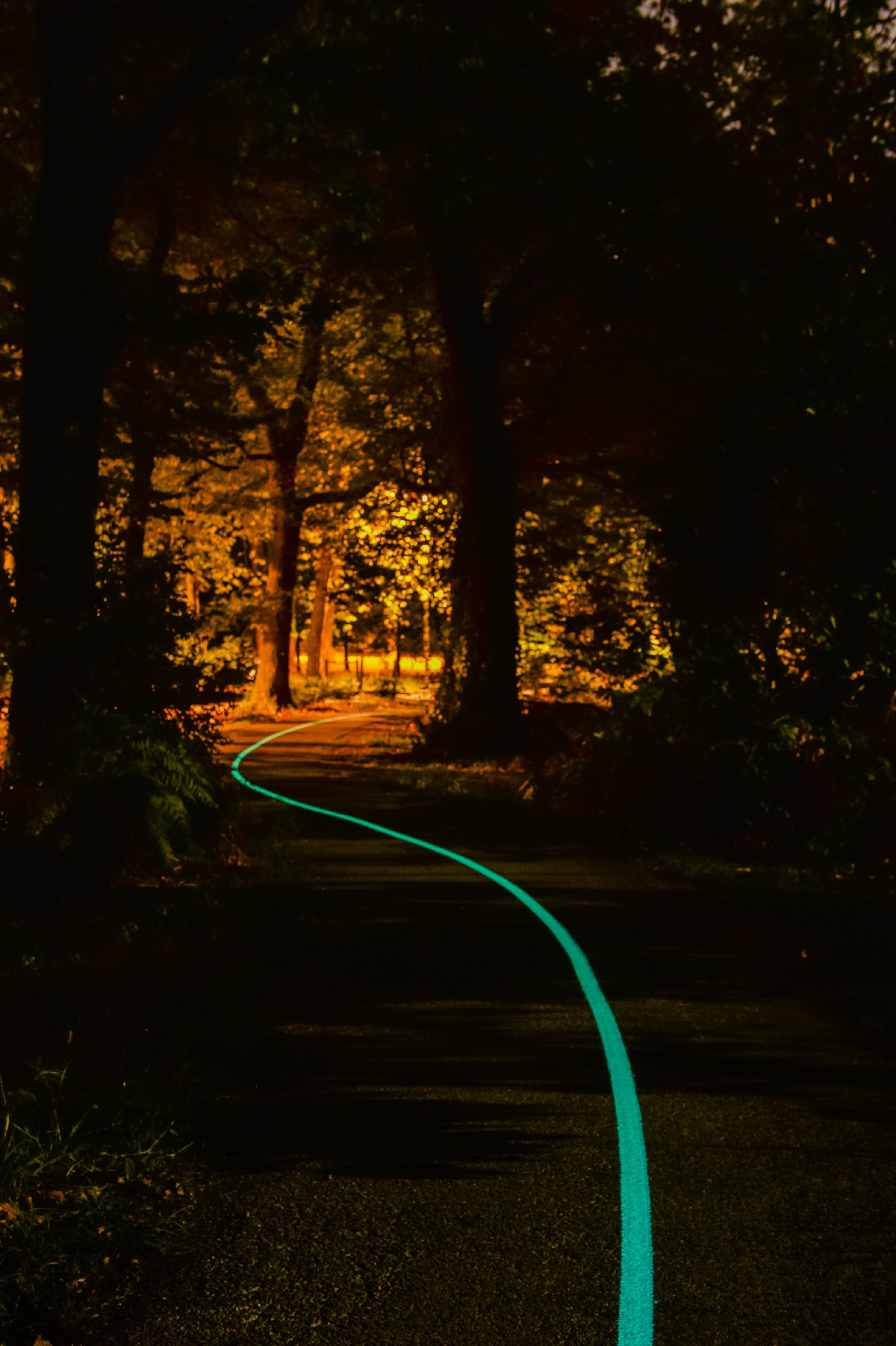 https://www.lightzoomlumiere.fr/wp-content/uploads/2019/12/Piste-cyclable-avec-ligne-de-peinture-phosphorescence-Pessac-France-Copyright-Olikrom-2.jpg