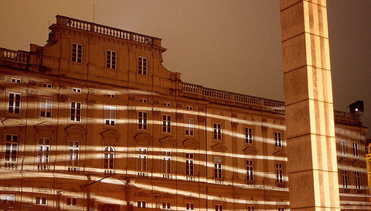 Réflexions, place des Terreaux, Lyon - Scénographes : Hélène Richard et Jean-Michel Quesne - Fete des lumières 2002 © Vincent Laganier