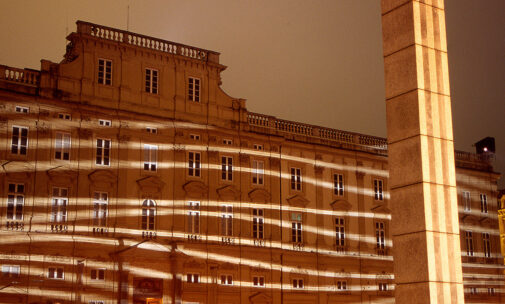 Réflexions, place des Terreaux, Lyon - Scénographes : Hélène Richard et Jean-Michel Quesne - Fete des lumières 2002 © Vincent Laganier