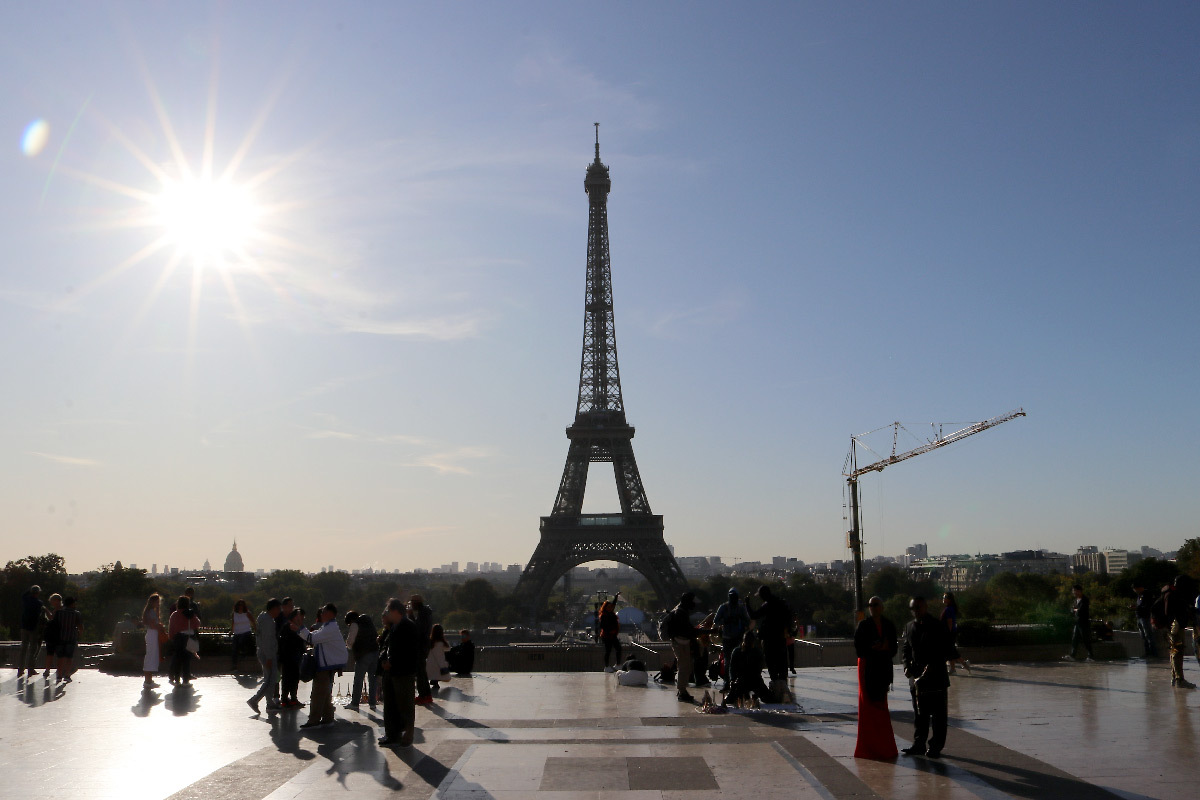 Éblouissement d'inconfort du Soleil avec la Tour Eiffel