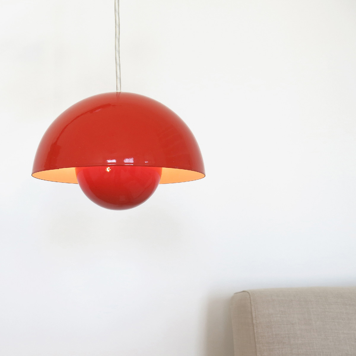 Suspension rouge Flowerpot, pour Louis Poulsen - Designer : Verner Panton