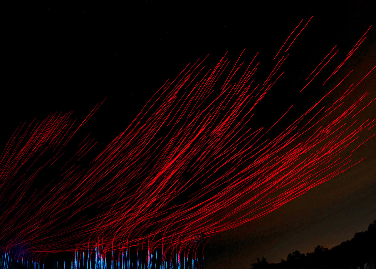 2000 drones - spectacle nocturne en light painting, au décollage, Folsom, Californie, USA 