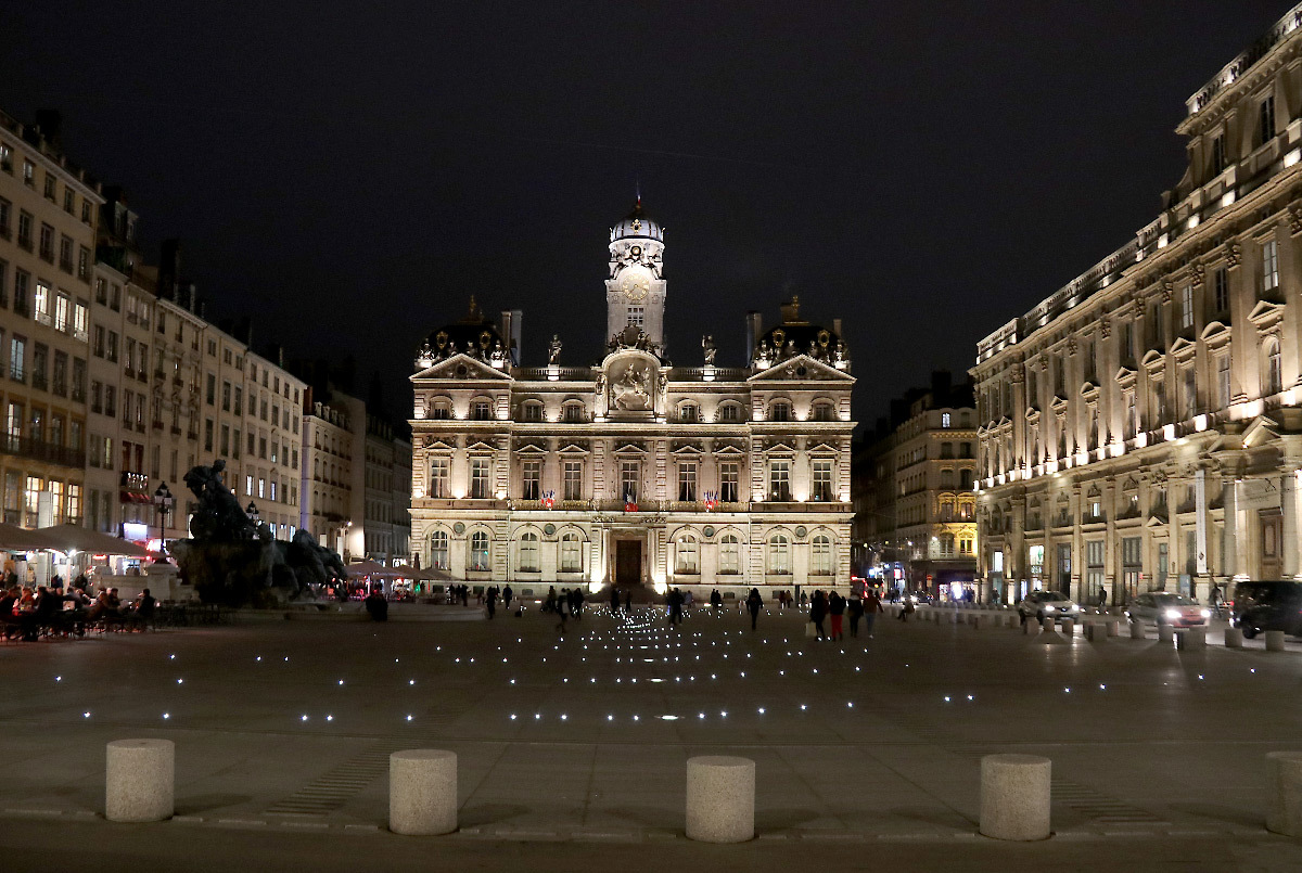 Place des Terreaux réhabilitée en ondes de lumière, Lyon