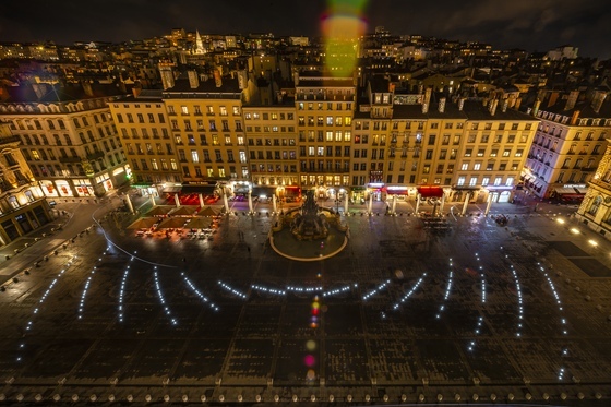 Place des Terreaux, Lyon - vue d'ensemble des ondes de lumière la nuit du toit du musée des Beaux-Arts