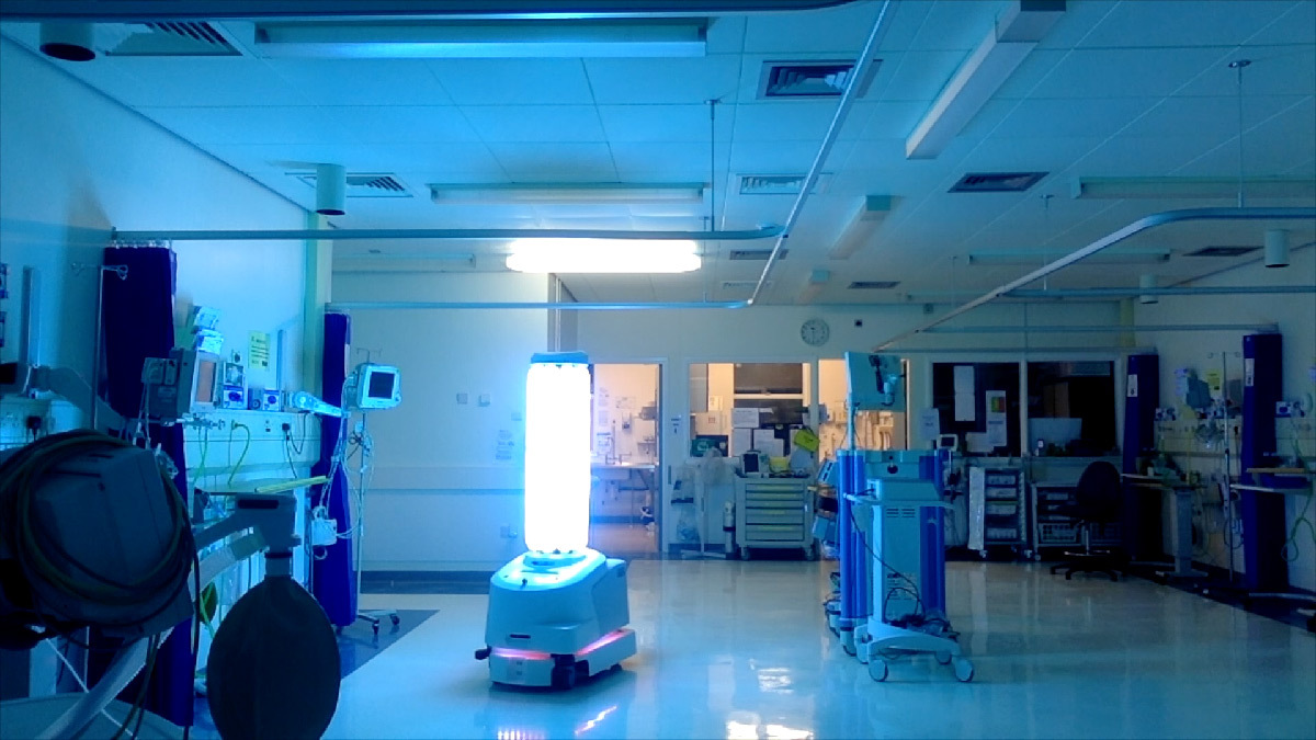 Hôpital avec un robot de lumière UV-C pour la désinfection