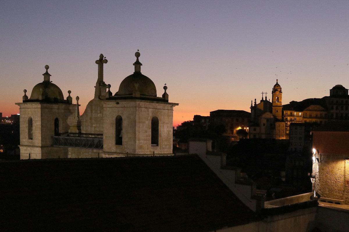 Saint Lawrence Church et Igreja de Nossa Senhora da Vitoria, Porto, Portugal - illumination au crépuscule