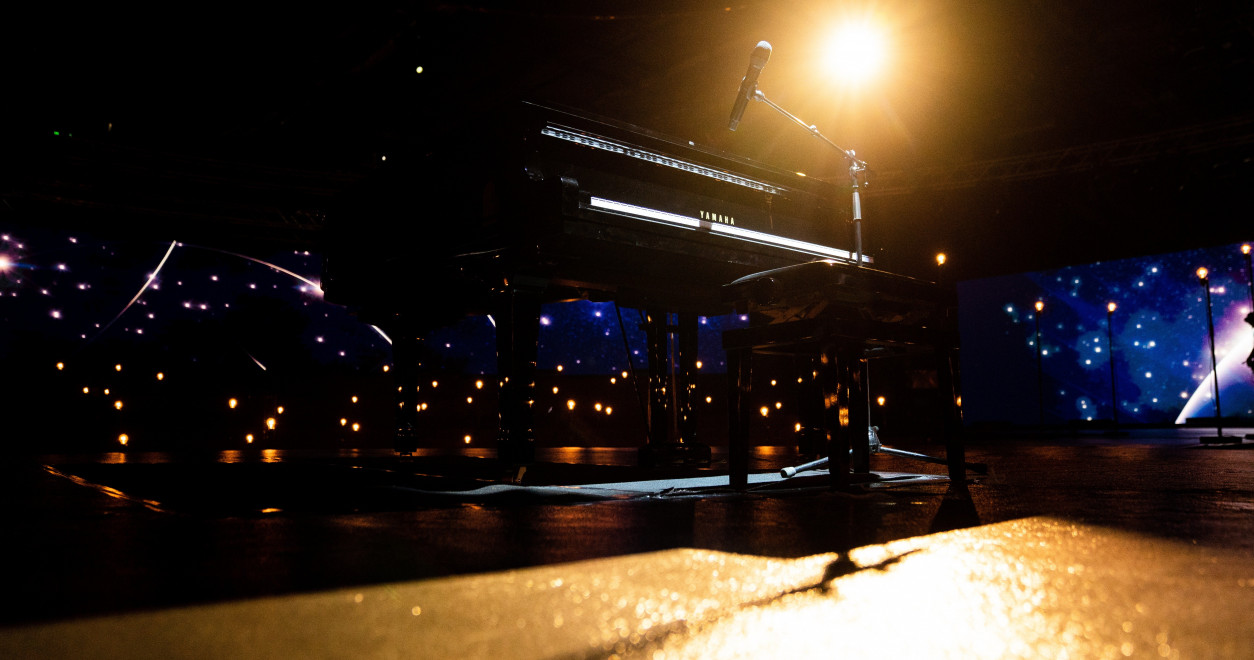 Eurovision 2020, Europe Shine A Light - Piano du chanteur backstage