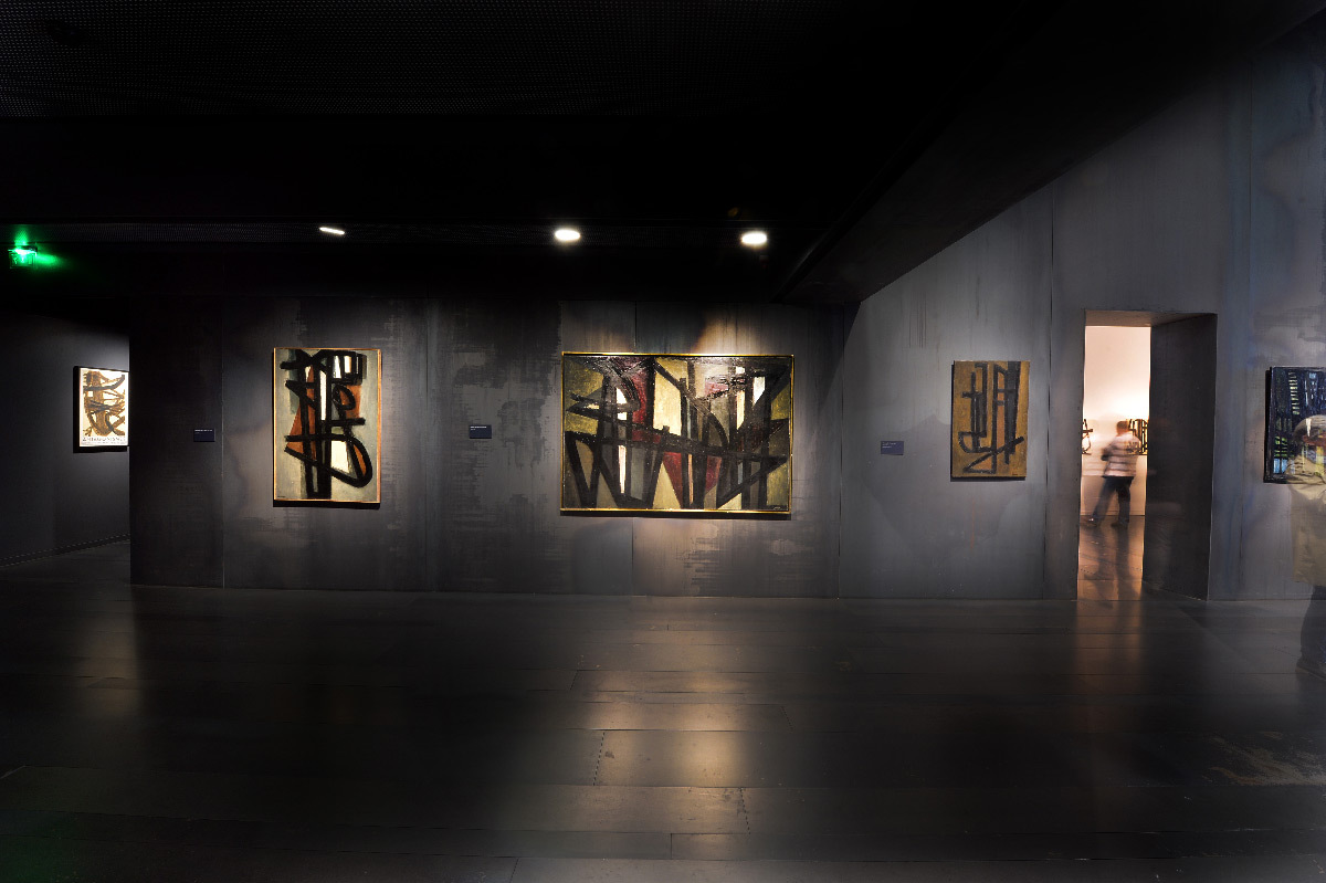 Musée Soulages, Rodez, France - espace intérieur, peintures de Pierre Soulages, éclairage accentuation