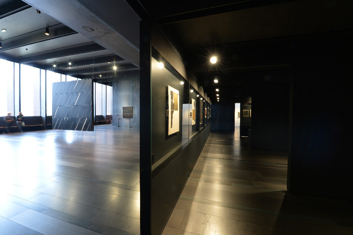 Musée Soulages, Rodez, France -scénographie intérieure, lumière naturelle et éclairage accentuation