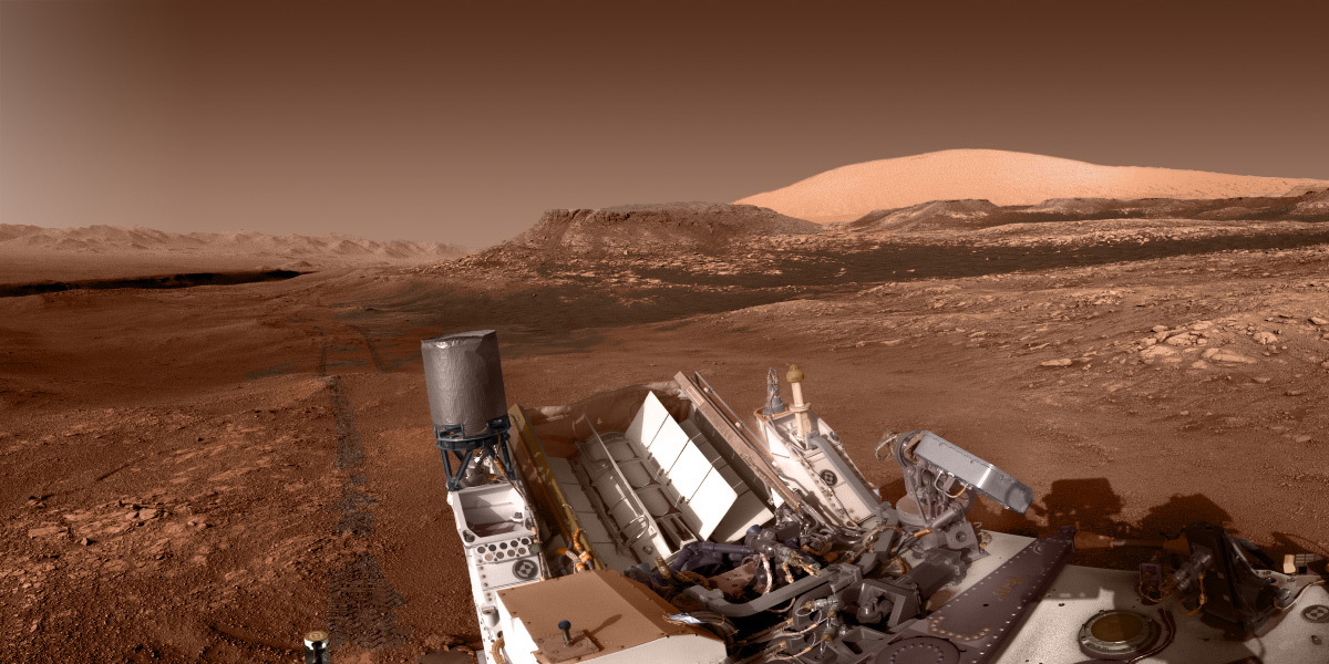 Panorama depuis le rover Curiosity de la planète Mars au niveau du sol 