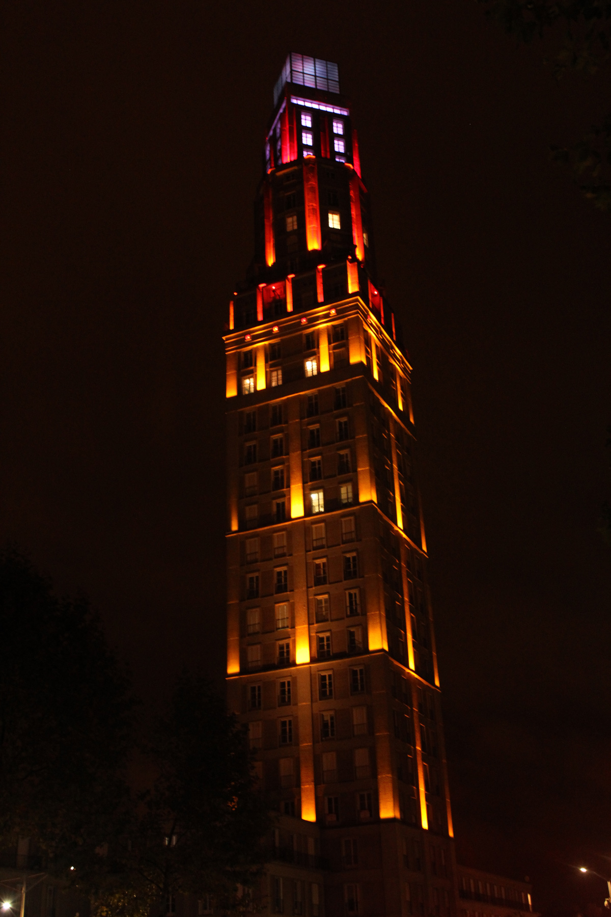 Éclairage LED en lumière rasante, étages de la tour Perret à Amiens
