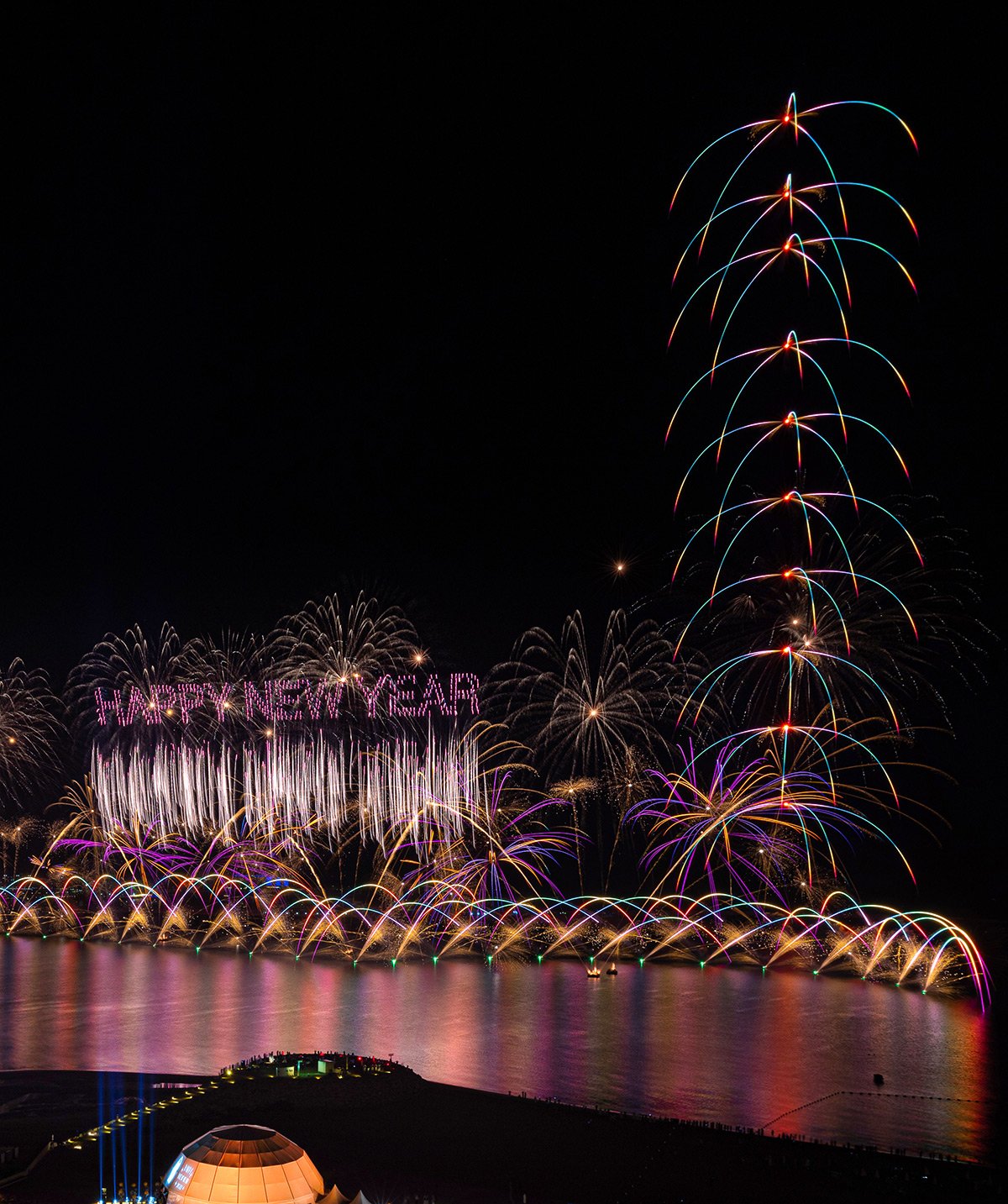 Spectacle pyrotechnique avec tour de drones lumineux, drone light show, nouvel an, Al Marjan Island, Rak, UAE