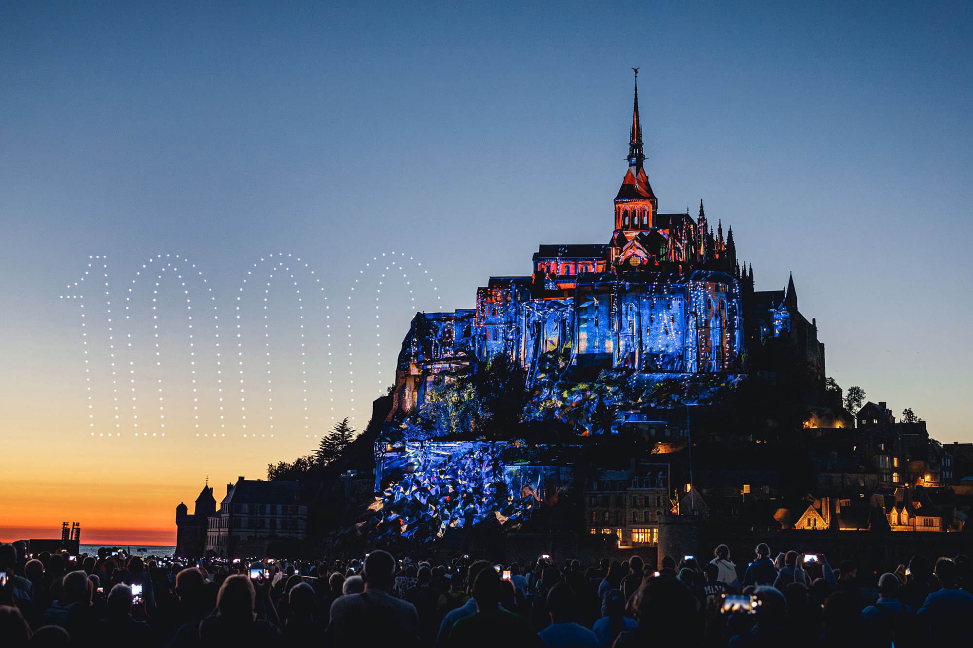 Spectacle Son et Lumiere avec drones lumineux, drone light show, Solstice du Millénaire, Mont-Saint-Michel, France