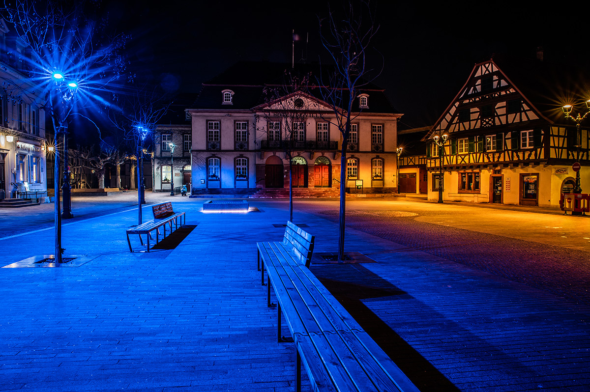 Place de la Mairie, Erstein, Bas-Rhin – Éclairage public bleu et ambre – Luminaire : Rohl, Nosta RGB © La chouette Photo