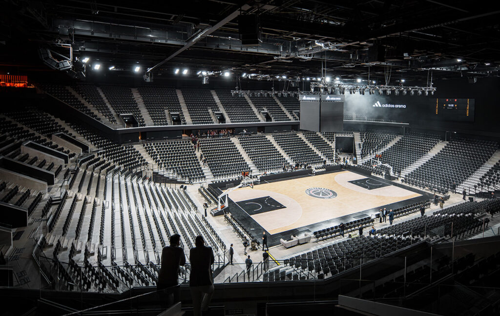 Grande salle, Adidas aréna, Paris 2024 - Architectes SCAU, NP2F - tribunes et éclairage sportif intérieur - Projecteurs Philips, Signify © Nicolas Grosmond, Bouygues Bâtiment Ile-de-France